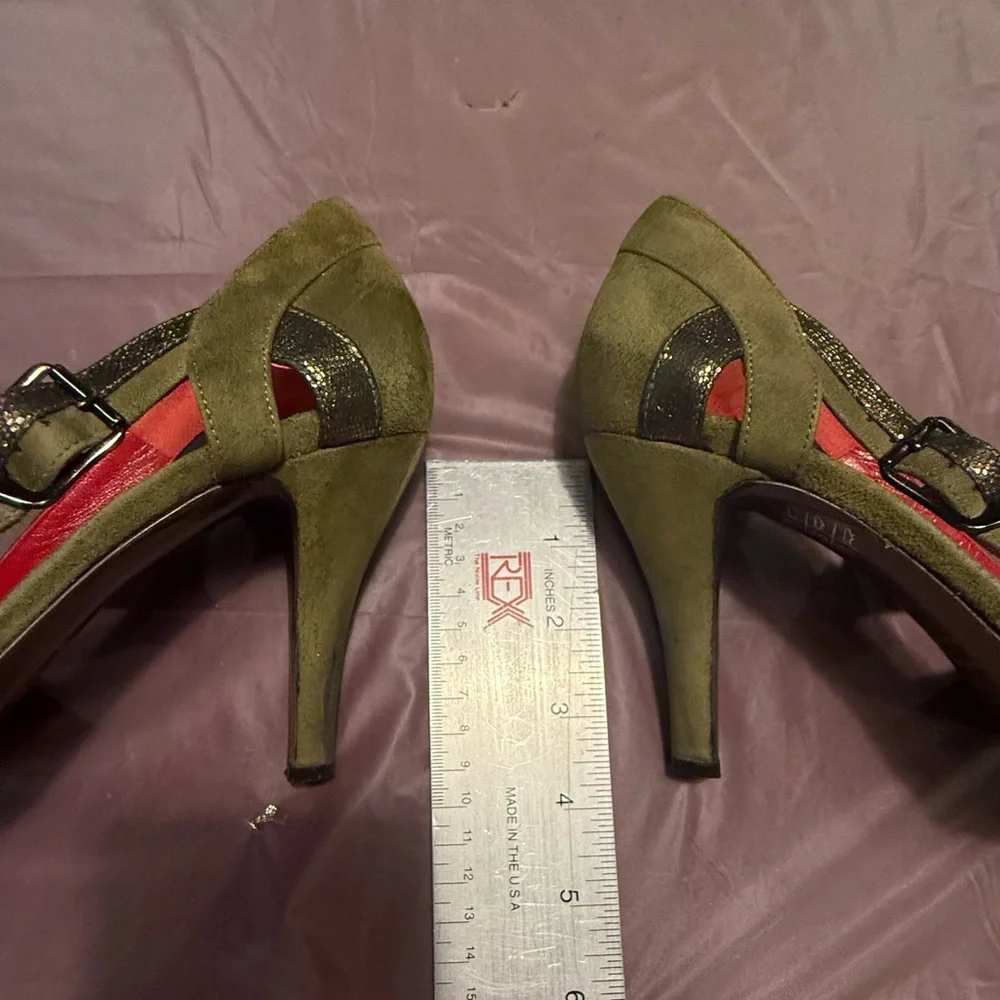 Fendi Green Suede Leather/Gold Metallic Cut Out 4” Pump Heels Size 38/8 $ - Picture 12 of 14